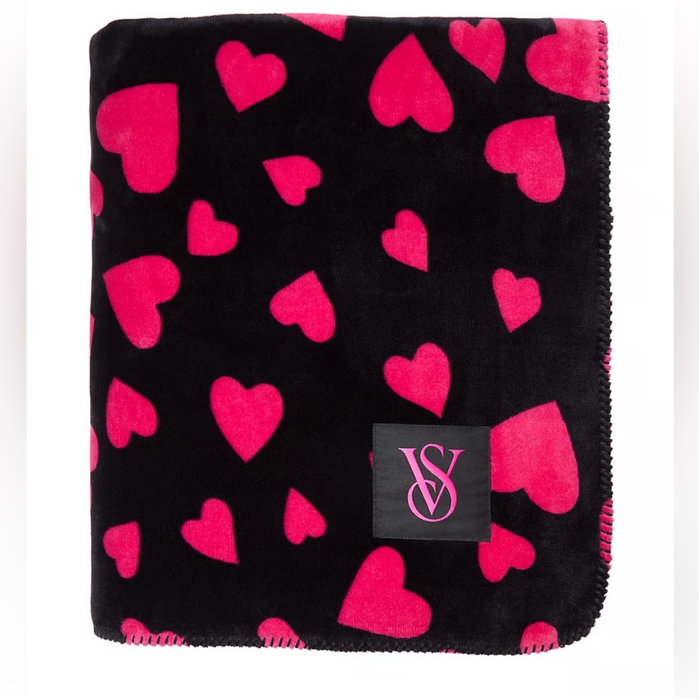 🩷Victoria’s Secret heart print blanket. Brand new never opened. 🩷